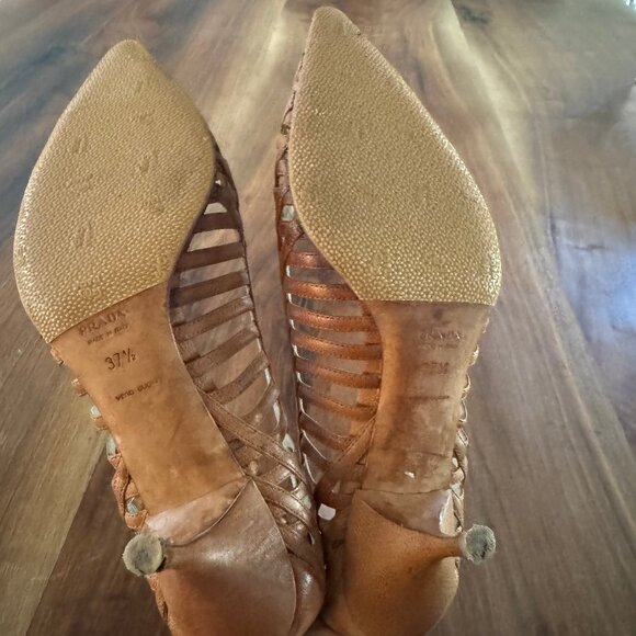 Tan Prada pumps sz 37.5 - Picture 6 of 8